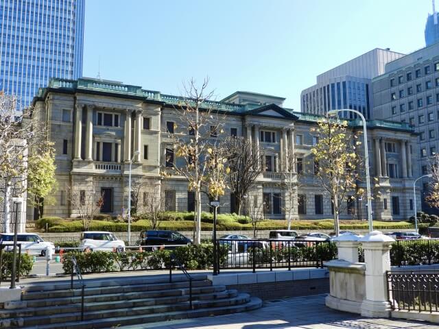 地銀の大口融資規制を緩和へ 日銀の利上げは政府の積極財政と矛盾