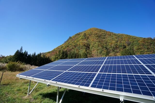 2030年代には耐用期間を終える太陽光パネル。政府は使用済みパネルのリサイクル義務化を検討へ。
