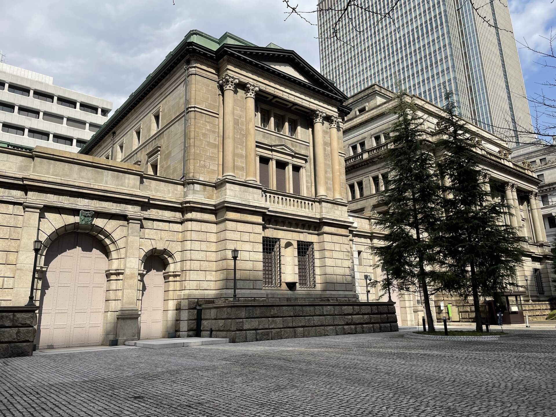 “日銀利上げ”地銀9割「望ましい」 アンケート結果から見える地方銀行のエゴ