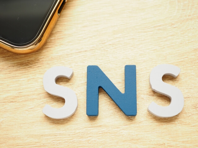 「インターネットの偽情報への対応は不十分」総務省がSNS運営企業に対応の強化を求める。